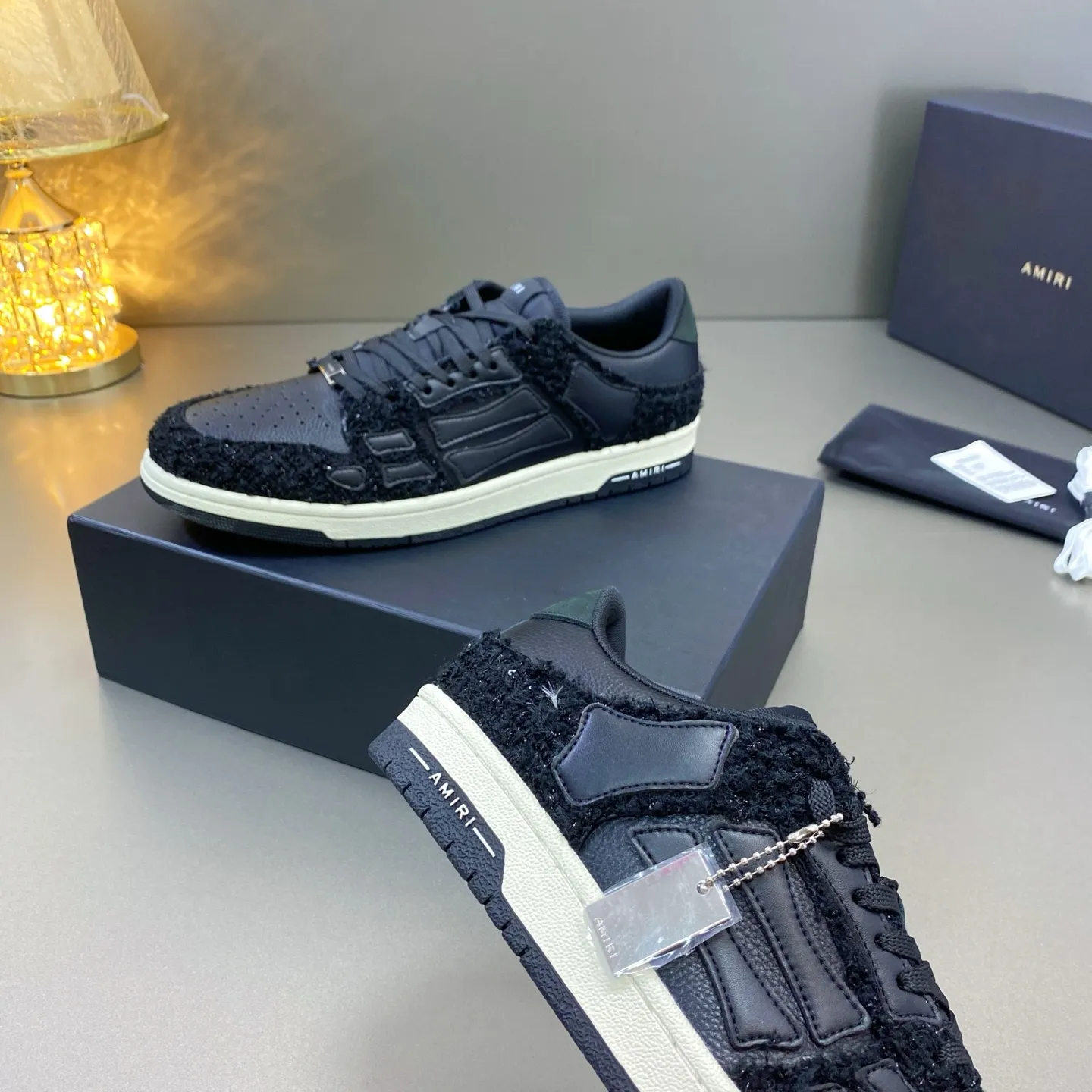 p580🐮🐮AMIRI Couple Style👑 The latest The Pacific Series Couple Style💀🦴Bone Stars Casual Sports Shoes Skateboard Shoes✔️ AMIRI's Pacific shoes are a sneaker that combines luxury and street style. Many celebrities and Internet celebrities have the same style. Its design and workmanship are very exquisite. Made of high-grade cow leather, soft to the touch and highly durable. 💎Fabrics: Original custom imported first-layer cowhide 💎Inner lining: Original customized breathable mesh 💎Foot: Original injection molded one-piece, comfortable, wear-resistant and not tiring for feet 💎Outsole: Original 1:1 molded three-color sole Original outsole 💎Sole thickness: 3CM 💎Size: Female 35-40 Male 39-46 💎Price; Top version 👑Special remarks Remark: (Female size 34 40 . Men's sizes 38 45 46 are customized and cannot be returned or exchanged. Please note when ordering! Thank you🤝🤝